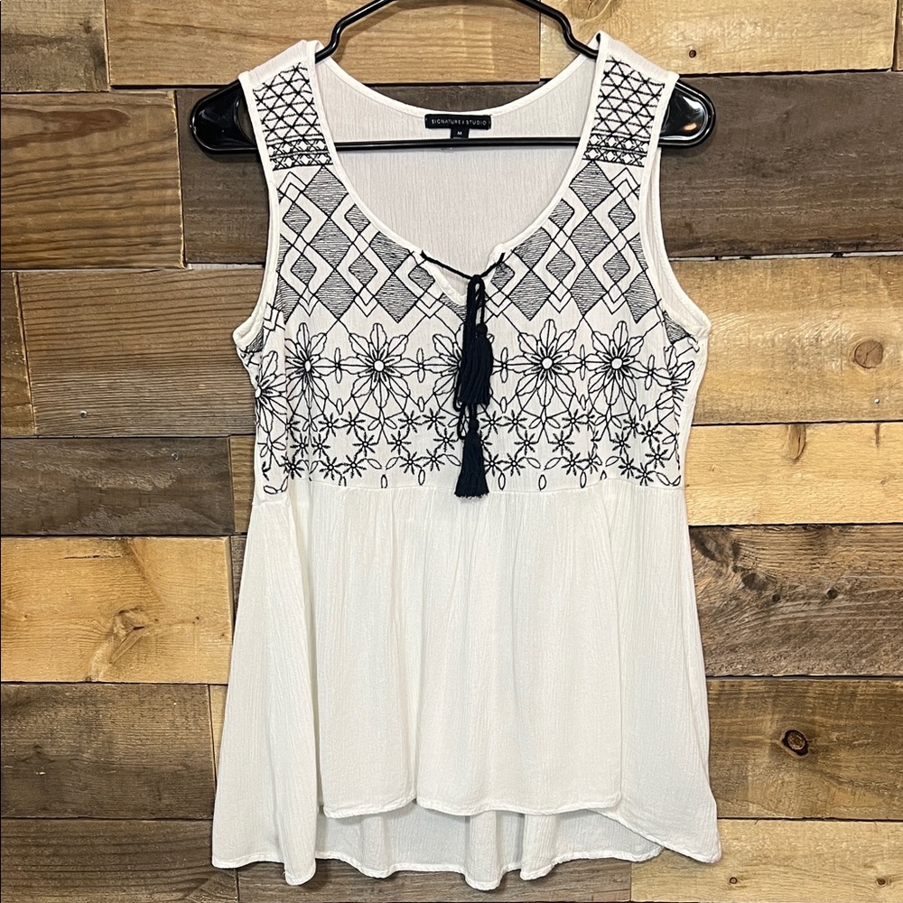 Signature Studio Women's Sleeveless Embroidered Top - White and Black